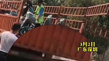 网友拍摄到的一幕，共享单车被从货车上暴力推下