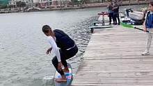 #无动力水翼板 码头起飞冲浪，原来湖里还能这么浪#冲浪 #海王三亚分王