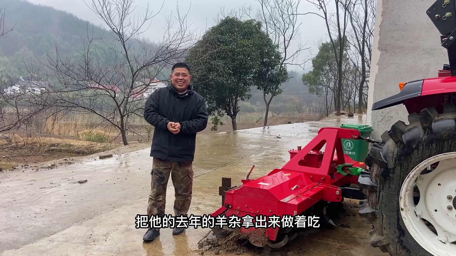 湖南农村春耕正当时，胖哥开大型拖拉机帮村民耕地，这地耕得真好