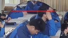 3月31日 安徽滁州，值班老师窗台检查，看到学生为保持清醒狠掐自己大腿。“家有高三考生的 深有体会！