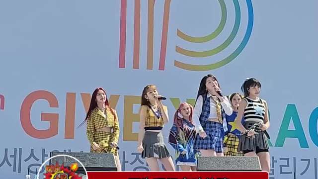 STAYC演唱时因为音响故障突然没了伴奏，这专业能力好强