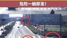 不戴头盔还闯红灯？！危险一触即发！@嘉兴交警