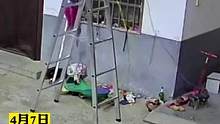 60岁爷爷误碰梯子身体悬空，5岁孙女用尽全力扶起梯子，网友：孙女是来报恩的