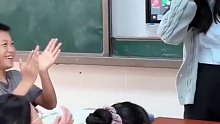 当平时不化妆的老师突然变得“精致”了起来，全班孩子都沸腾了