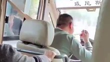 #大巴车司机驾驶时，双手离开方向盘#嗦粉！#危险