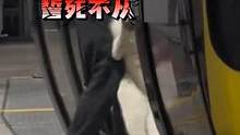 狗狗害怕坐缆车，被主人生拉硬拽，用脚勾门是我最后的倔强 #这操作也是没谁了 #狗狗的心思都写在脸上了