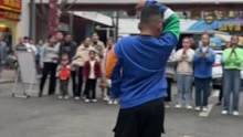 11岁男孩街头秀拉丁舞