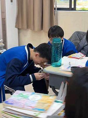 讓我看看今天誰(shuí)最開(kāi)心 哦是我 因?yàn)榻K于放學(xué)啦～