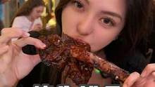 大口吃肉的快乐真的好难形容啊#情侣日常#日常英语