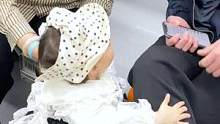 奶奶带萌娃坐地铁“看到帅哥就往怀里钻 拉都拉不住”网友：女孩子从小就喜欢和男孩玩#万万没想到 #拉都