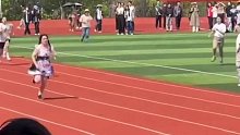 女生穿裙子跑接力赛，“一骑绝尘”反超对手，整个观众席都沸腾了