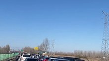 请勿占用应急车道！