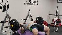 社死现场。线下学员肥猩，上周腰突复发，硬拉100kg无法锁定，卧推容量训练(6-8)最后一组最后一次