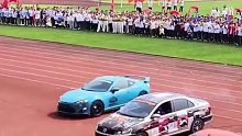 大学运动会开幕式，体育学院和赛车学院学生秀“车技”燃爆全场，这波学校赢麻了