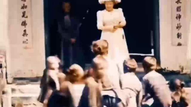 法国殖民者在昆明街头，侮辱孩童施舍糖果，历史影像