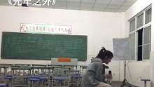 女生在教室唱《光年之外》心里一定装着璀璨舞台#教室 #音乐