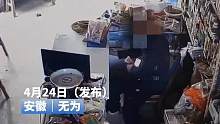 男子偷钱后还和店家套近乎，见店家报警马上还钱逃跑