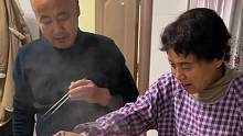 回家和爸妈一起吃晚饭，汆锅底你们吃过吗#记录真实生活 #生活的烟火气息 #妈呀太香了 #东北 #vl