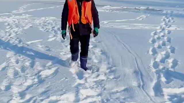 抖塔河小哥起捕鱼桶收获满满