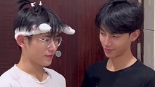 “有什么悄悄话要跟我说～”