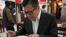 香港保安局局长邓炳强到京访问 品尝豆汁连连点赞