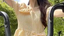 穿不同小裙子骑单车的女生，每一件都好漂亮。网友：青春的样子真美好！#青春的样子 #夏天的味道