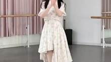 #歌曲清如许 女生在舞蹈室内跳舞，每一个动作都轻歌曼舞，婀娜多姿！网友：太美啦！跳到心坎上了！#爱跳