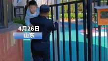 保安大叔扛孩子进园 抱孩子锁门一气呵成 视频来源：@招财寶寶