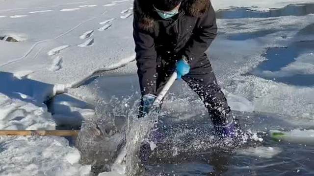 小哥砸冰抓鱼真过瘾