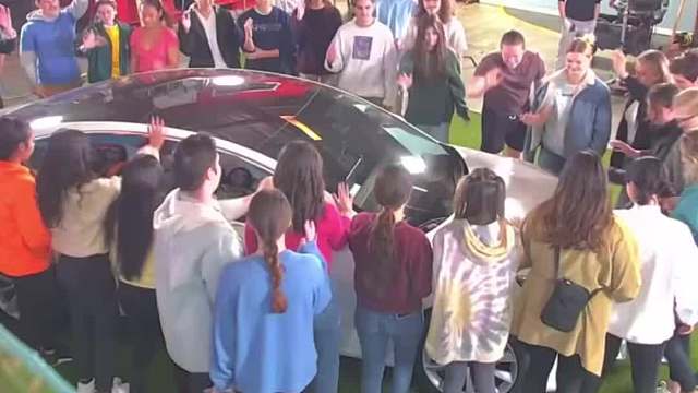 世界上最奇葩的挑战，手不准离开车身