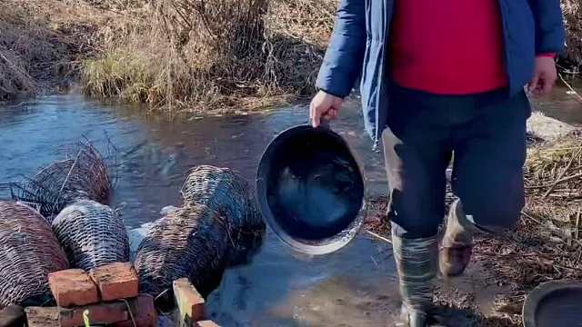 小哥拿锅起鱼来了