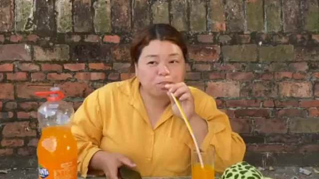 竹篮掩护喝可乐