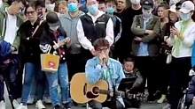 小伙公园演唱《朋友别哭》引上百人围观，想起你的那个朋友了吗？#朋友 #音乐 #户外