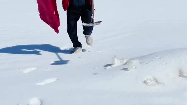 抖塔河小哥起捕鱼桶收获满满