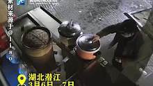 男子狂偷早餐，第二天被抓现行！#监控下的一幕#真实事件#社会百态