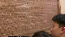 两名男生酒后做出疑惑行为，再近点这两人可就真亲上了。网友：喝完酒后眼神都这么深情！#酒后迷惑行为 #