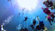 潜水看什么都有意思，因为人多热闹，踢人的、搓纹身的、敲打你的，每一帧都趣味十足，都会成为你美好的回忆