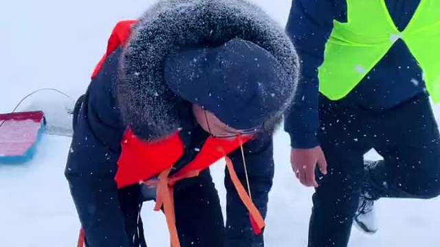 哥俩一起抓鱼收获满满