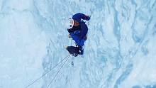 冰上“蜘蛛人”！国外三大神冰川上演攀爬好戏 画面太刺激了！ #攀岩 #攀冰运动 #极限运动