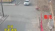 十字路口不减速！两轿车相遇撞在一起路边的树苗遭了殃，交警判了