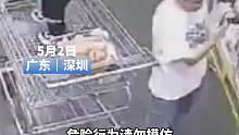 男孩站在购物车内
家长推行时摔倒当场昏迷
知情人：家长在找超市索赔