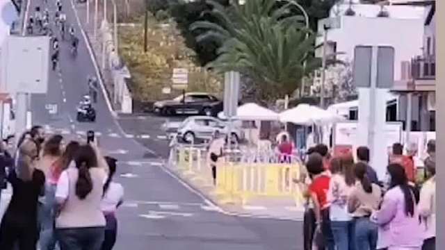 西班牙选手即将冲向终点，不料一名女子竟突然横穿马路