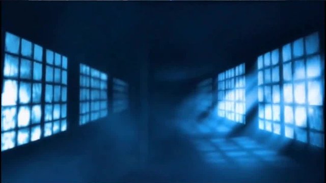  满载学生的大巴车不幸落水，遇难者竟再次回到班级上课？