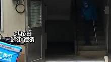 网友拍下外卖小哥送完餐后下楼的瞬间，知情人：外卖小哥因六岁车祸导致残疾。他在努力送餐，所以，我们再多