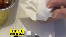 女子将鸭血拿纸巾包起，反复按压变成“片状”，撕扯后惊呆了