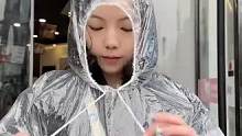 卡片大小的雨衣，大人小孩都能穿，出门随手放包里。突然下雨也不怕了#卡片雨衣 #雨衣 #雨天出行 #雨