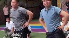 幼儿园排练“六一”儿童节舞蹈，奶爸秒变“萌爸”，网友：老师是怎么说服爸爸们跳舞的。来源：@专业制作租