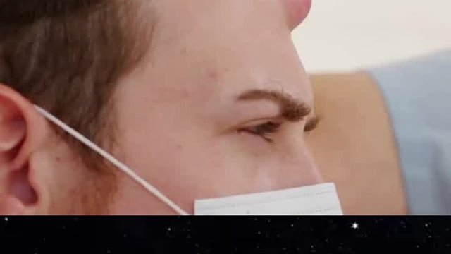 男子额头上长出了一个痘痘，结果越长越大，导致脸部变形