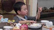 终于吃上饭的新疆4岁萌娃#马立奥 ，一顿炫了5根羊骨头，炫饭的样子让观察室的众人看饿了~#爸爸当家 