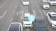 轿车白色实线变道，结果连撞两车